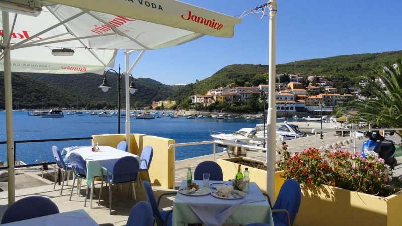 DSC00690 01.JPG - Rabacba vezető 2 km hosszú közvetlen tengerparti sétány tele éttermekkel, zenés kávézókkal, üzletekkel, teraszokkal.